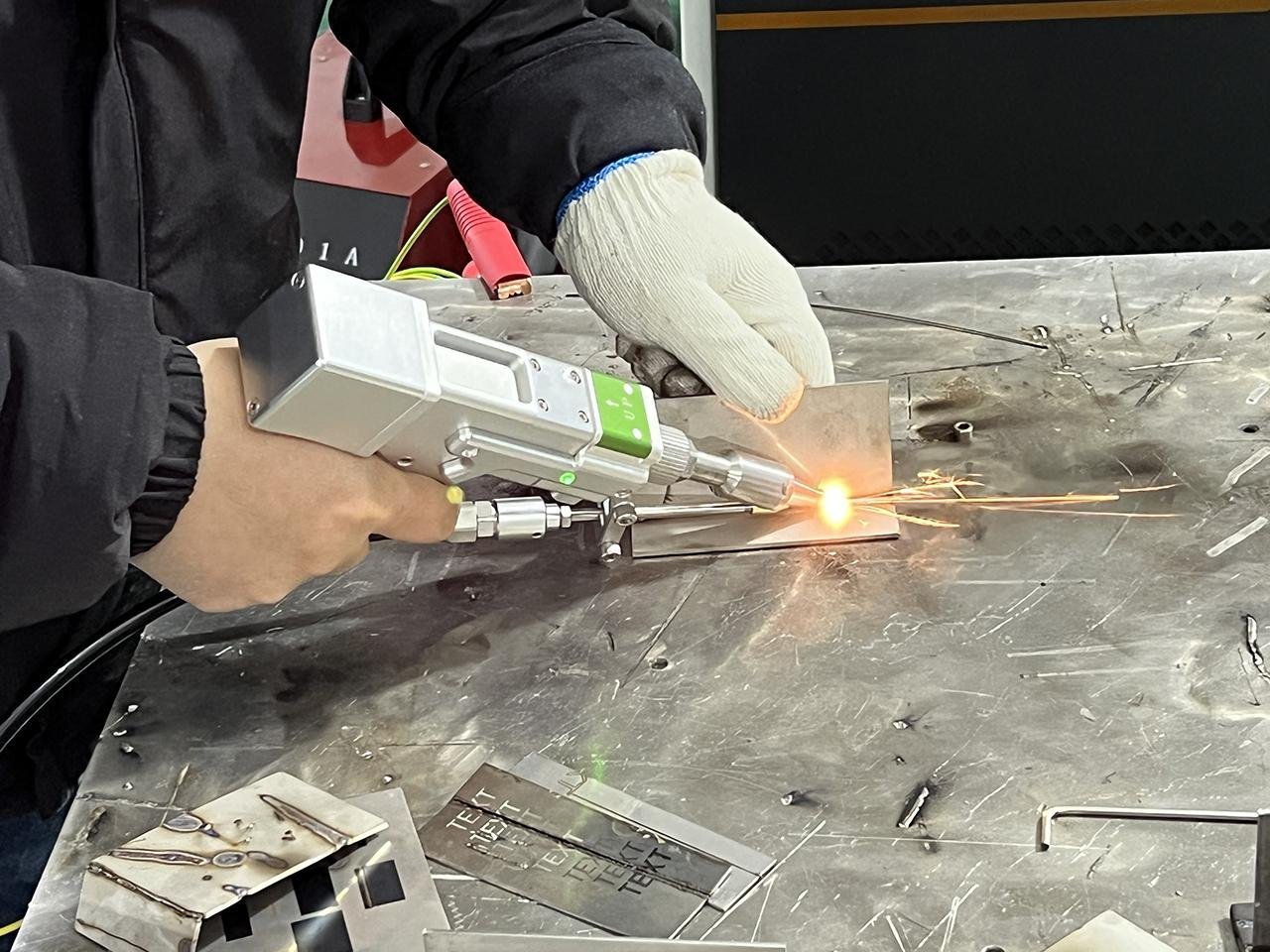 Handheld Fiber Laser Welding Machine with Double Wobble Gun