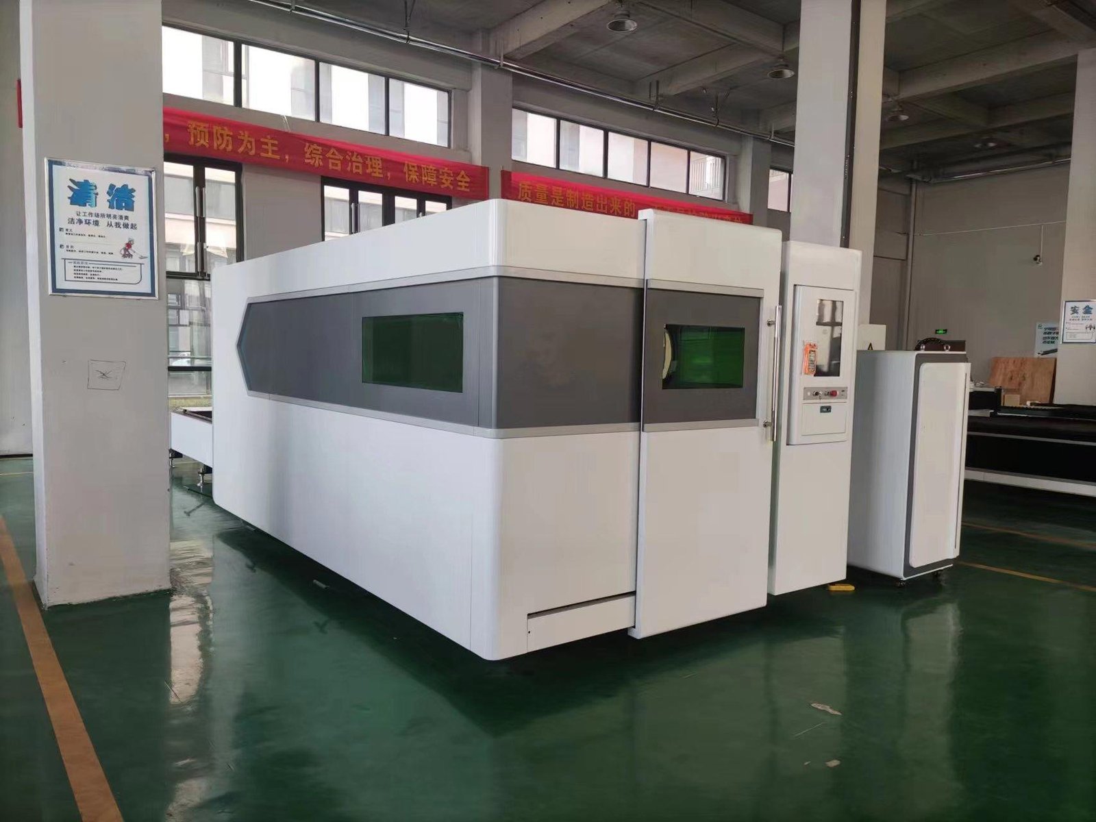 Enclosure Fiber Laser Cutting Machine with Exchange Table