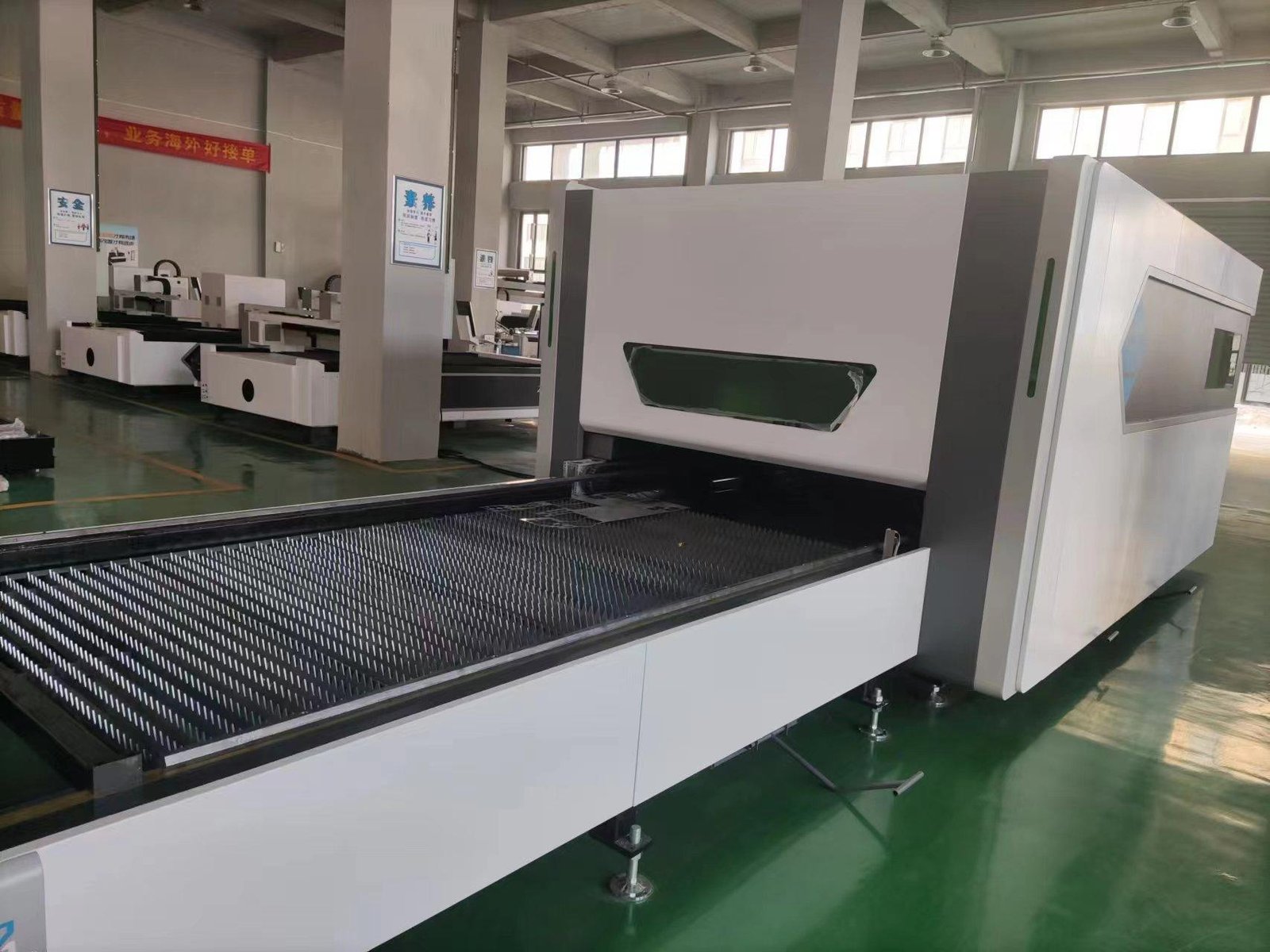 Enclosure Fiber Laser Cutting Machine with Exchange Table