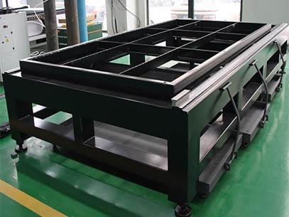 Compared with the traditional cutting process in the past, the fiber laser cutting machine has the advantages of small slit, not easy to deform, fast cutting speed, high precision, and low cost. It is widely used in the metal processing industry. So, what components does the fiber laser cutting machine consist of? 1. Machine Tool Host: