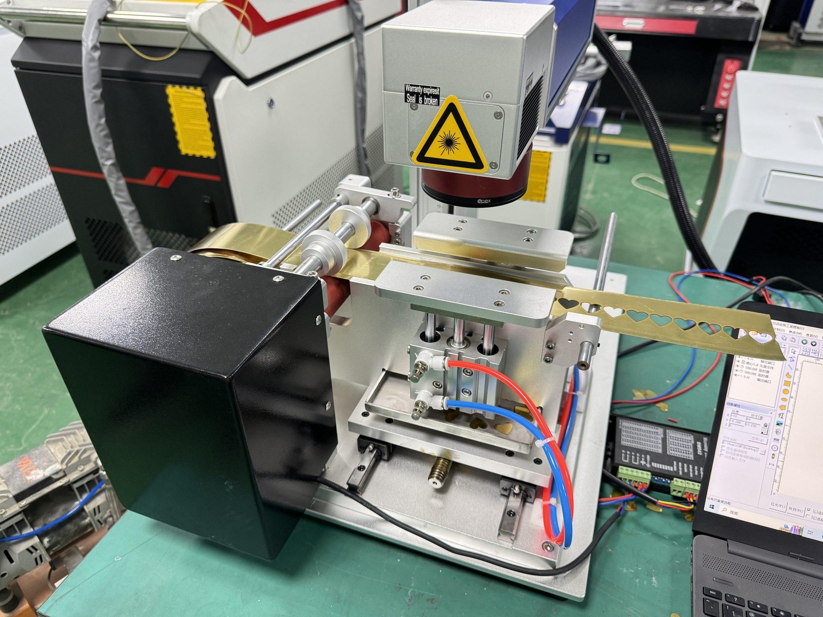 fiber laser marking machine with automatic cutting fixture