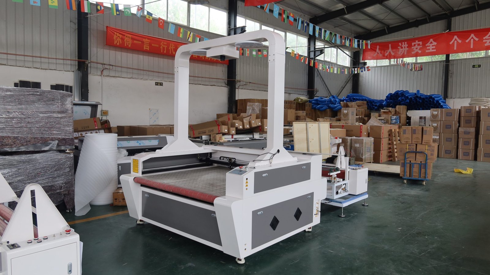 CS1612 CO2 Fabric Laser Cutting Machine with Big CCD and Conveyor Belt