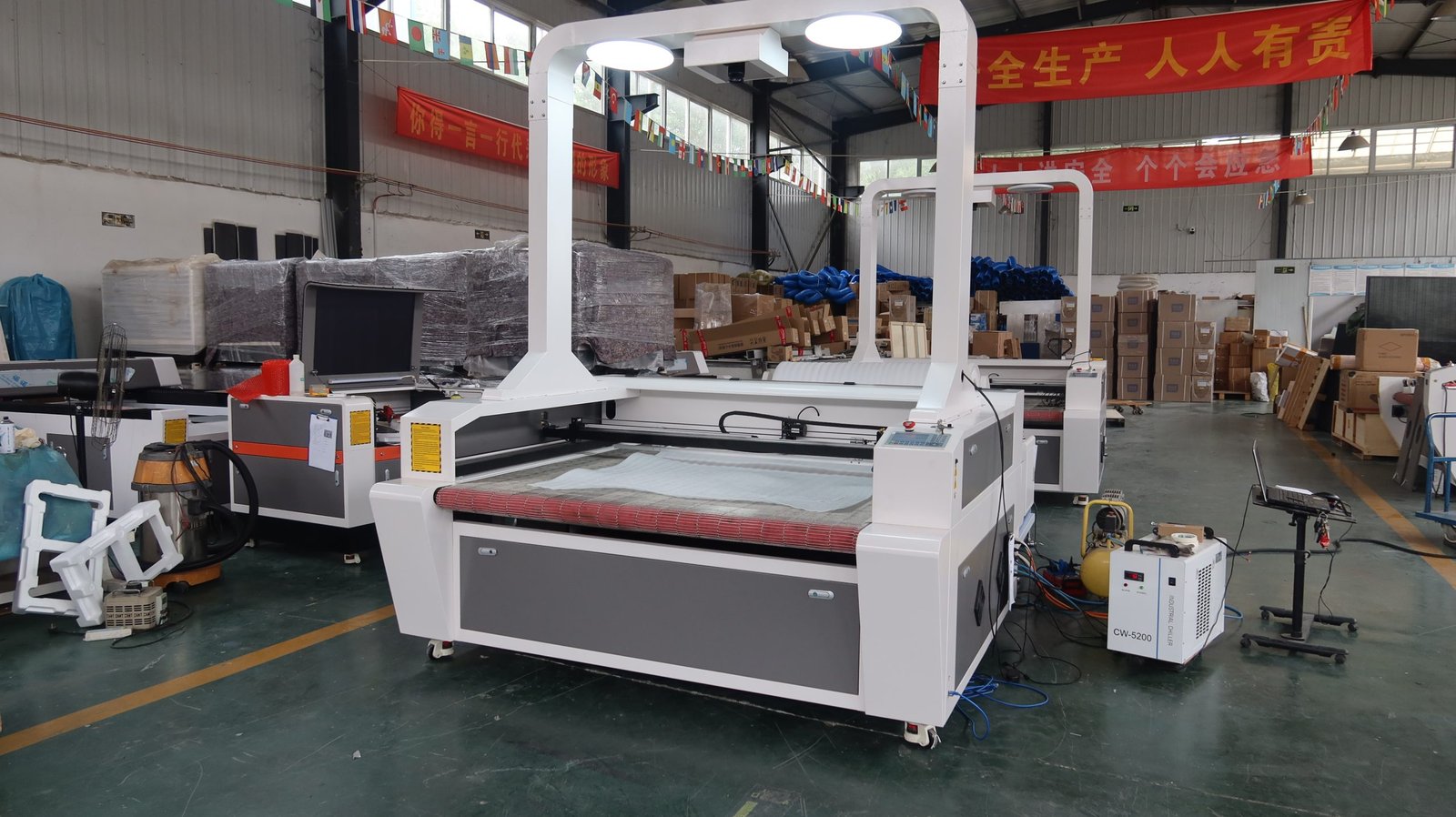 CS1612 CO2 Fabric Laser Cutting Machine with Big CCD and Conveyor Belt