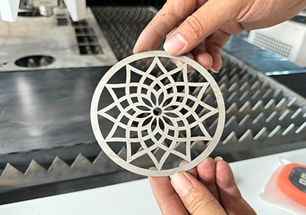 Fiber laser cutting machine