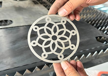 Fiber laser cutting machine