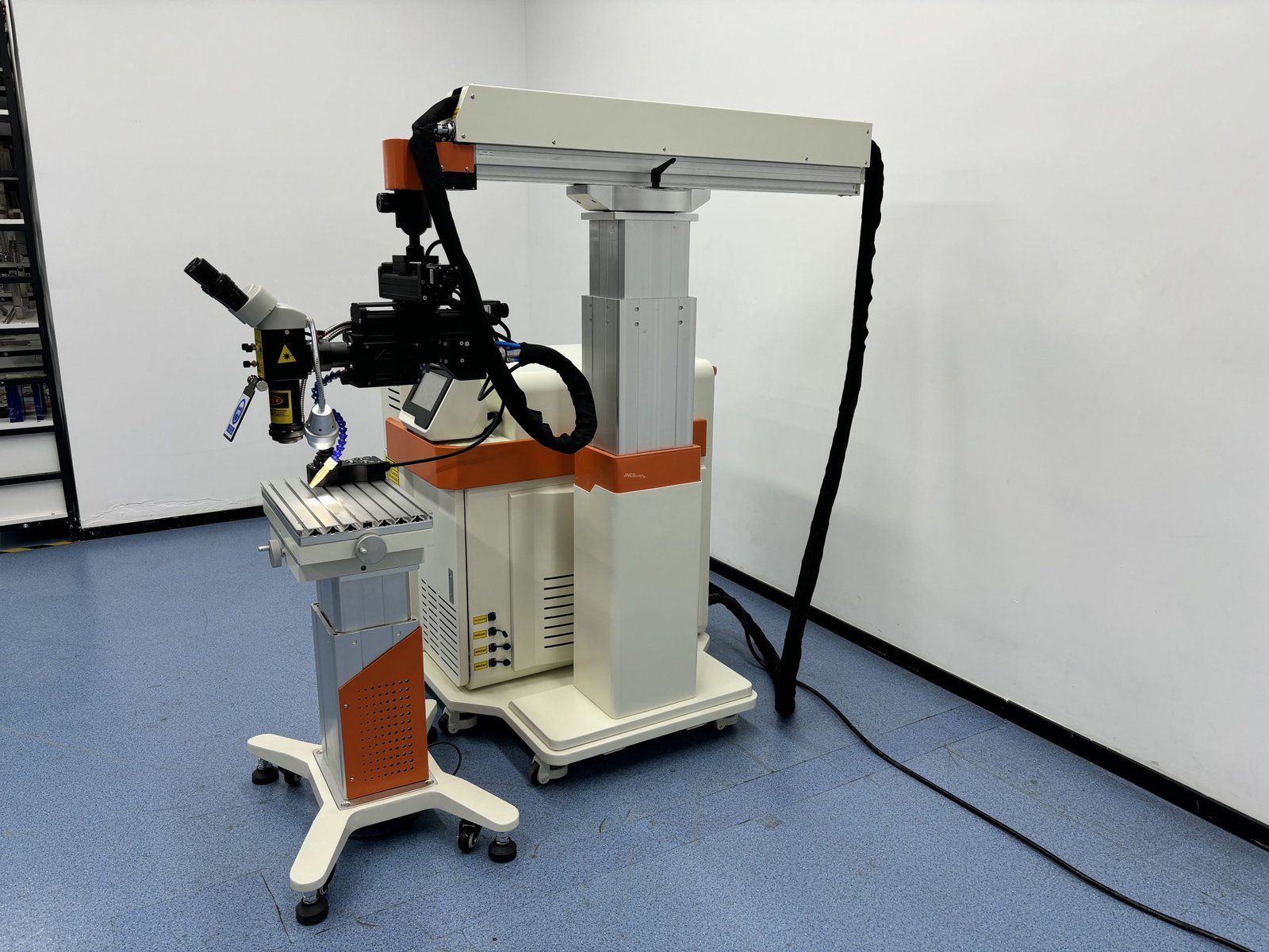 New Design Integrated Boom Optical Fiber Laser Mold Welding Machine with QCW 300W