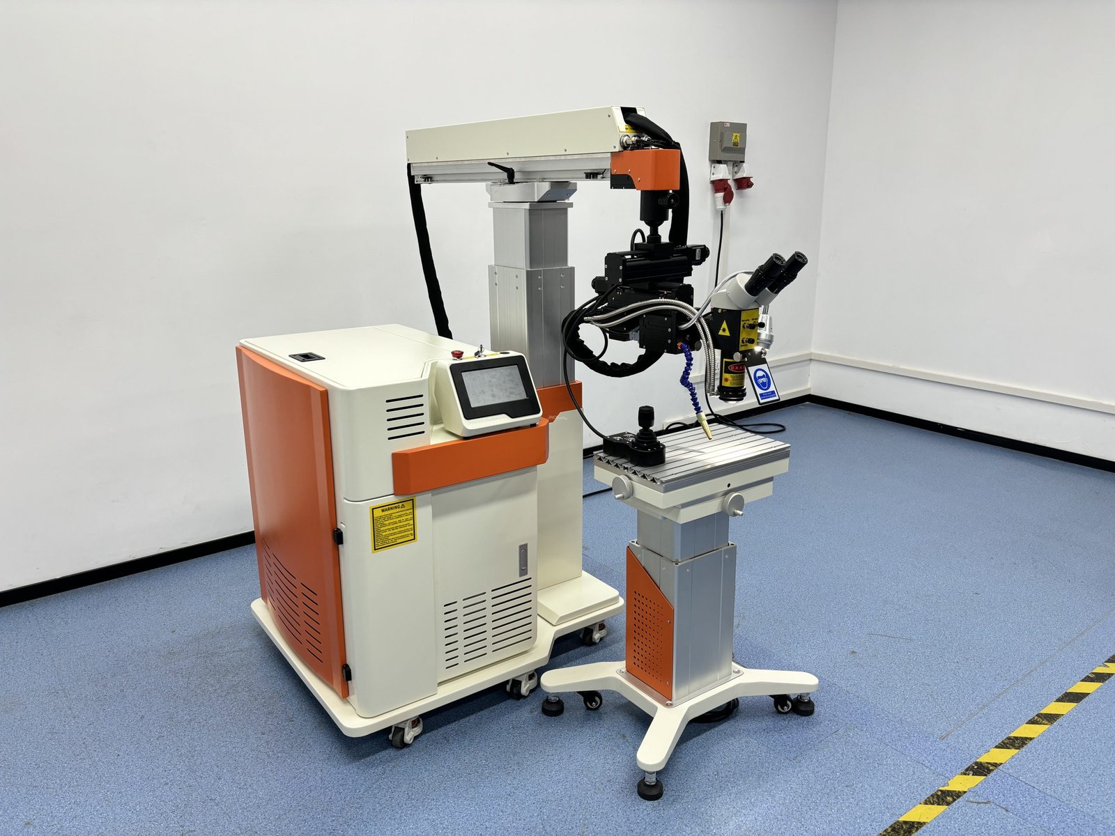 New Design Integrated Boom Optical Fiber Laser Mold Welding Machine with QCW 300W